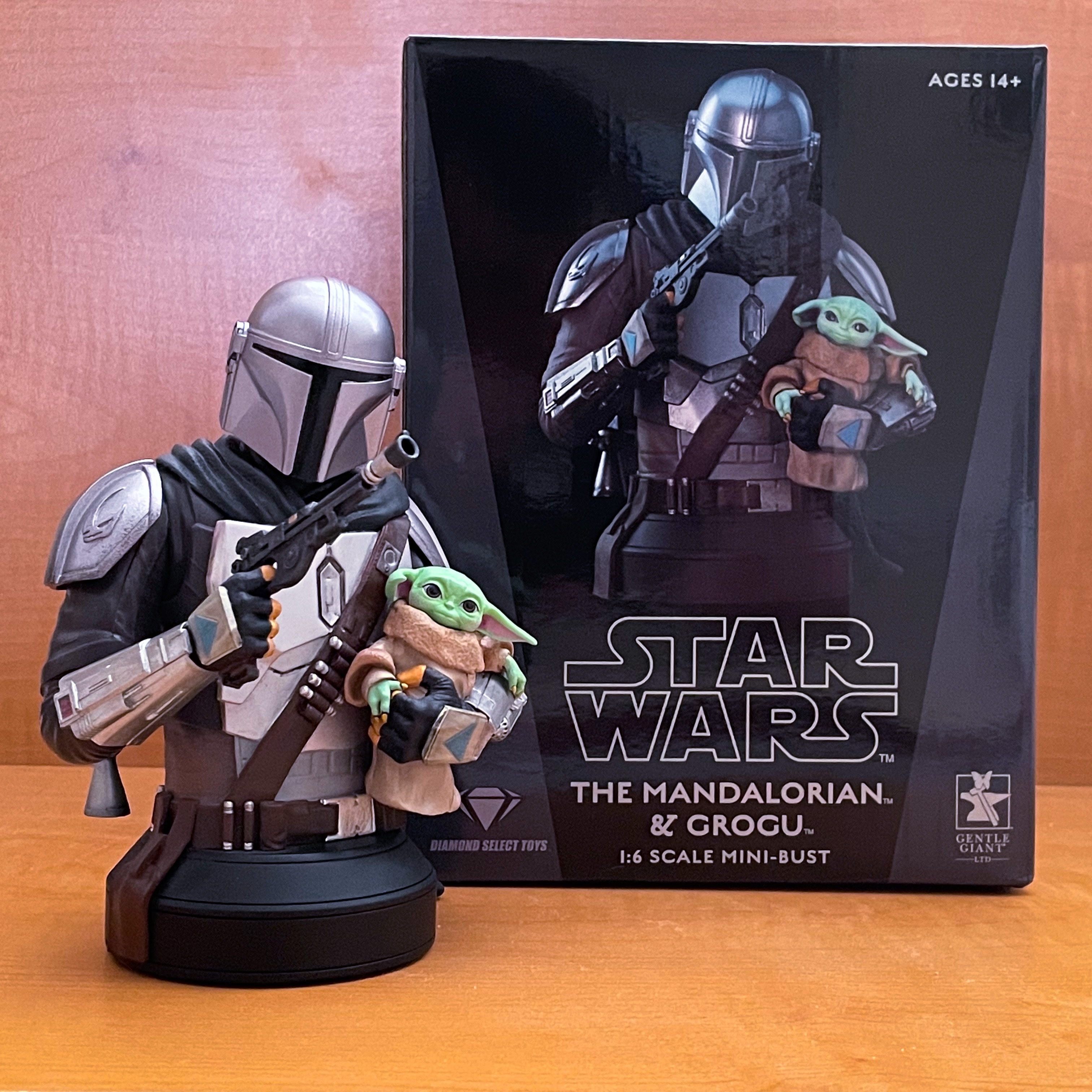 Gentle Giant LTD Star Wars: The Mandalorian with Grogu Mini-Bust