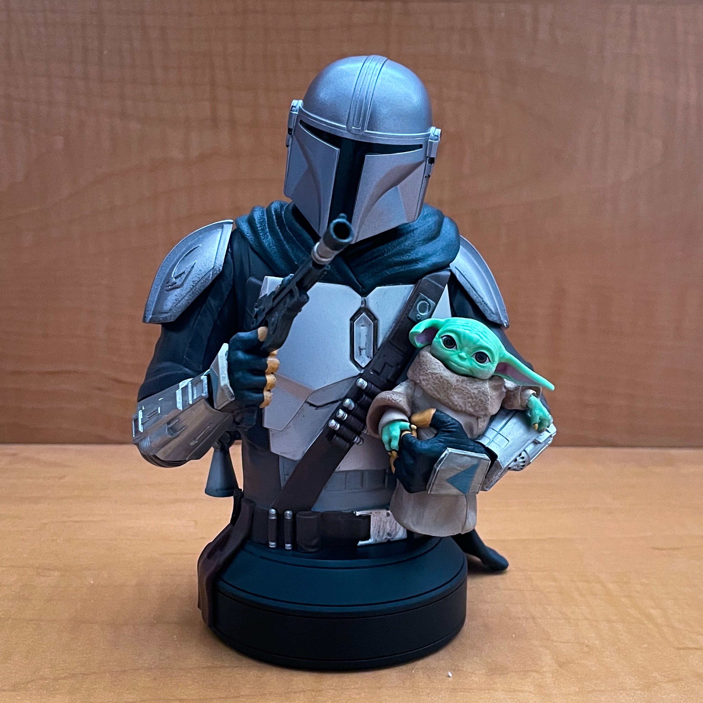 Gentle Giant LTD Star Wars: The Mandalorian with Grogu Mini-Bust